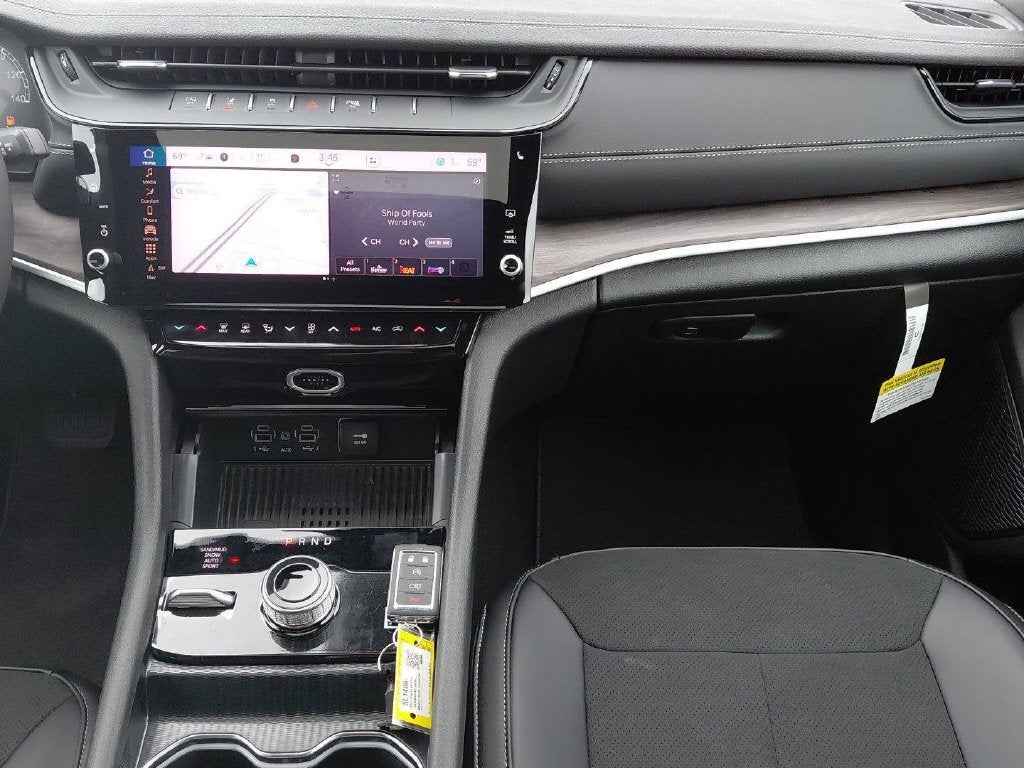 2027 Jeep Grand Cherokee L Laredo Altitude